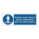 Veuillez entrer dans la piscine uniquement avec les pieds propres.