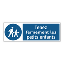 Tenez fermement les petits enfants