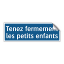 Tenez fermement les petits enfants