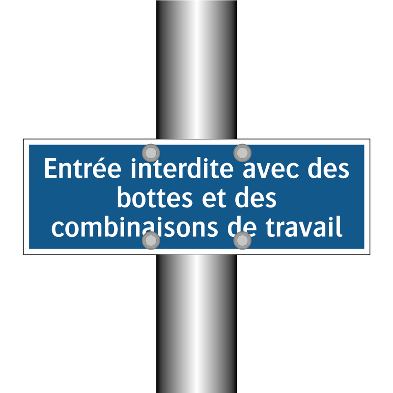 Entrée interdite avec des bottes et des combinaisons de travail