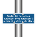 Seules les personnes autorisées sont autorisées à retirer et insérer les fusibles