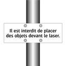 Il est interdit de placer des objets devant le laser.