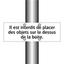 Il est interdit de placer des objets sur le dessus de la boîte.