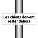 Les chiens doivent rester dehors