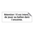 Attention ! Il est interdit de jouer au ballon dans l'enceinte.