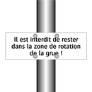 Il est interdit de rester dans la zone de rotation de la grue !