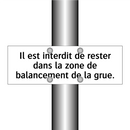 Il est interdit de rester dans la zone de balancement de la grue.