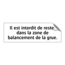Il est interdit de rester dans la zone de balancement de la grue.