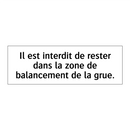 Il est interdit de rester dans la zone de balancement de la grue.