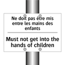 Ne doit pas être mis entre les  /.../ - Must not get into the hands of  /.../