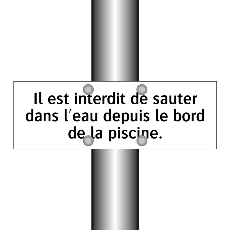 Il est interdit de sauter dans l'eau depuis le bord de la piscine.
