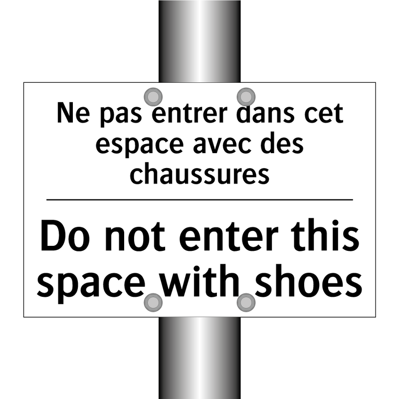 Ne pas entrer dans cet espace  /.../ - Do not enter this space with shoes /.../