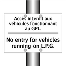 Accès interdit aux véhicules fonctionnant  /.../ - No entry for vehicles running  /.../