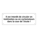 Il est interdit de circuler en trottinettes ou en cyclomoteurs dans la cour de l'école !
