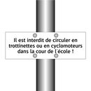 Il est interdit de circuler en trottinettes ou en cyclomoteurs dans la cour de l'école !