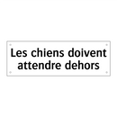 Les chiens doivent attendre dehors