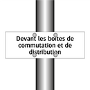 Devant les boîtes de commutation et de distribution