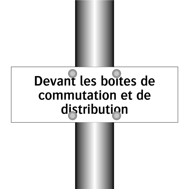 Devant les boîtes de commutation et de distribution