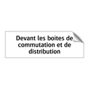 Devant les boîtes de commutation et de distribution