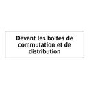 Devant les boîtes de commutation et de distribution