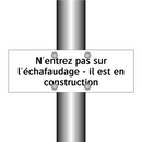 N'entrez pas sur l'échafaudage - il est en construction