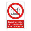 Devant les boîtes de commutation et de distribution