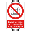 Devant les boîtes de commutation et de distribution