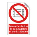 Devant les boîtes de commutation et de distribution