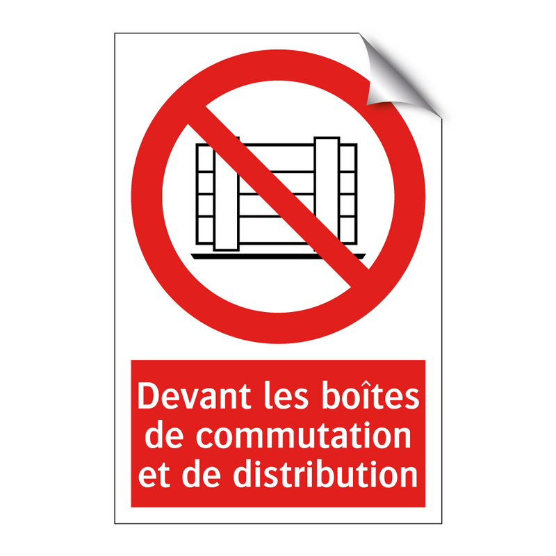 Devant les boîtes de commutation et de distribution