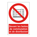 Devant les boîtes de commutation et de distribution