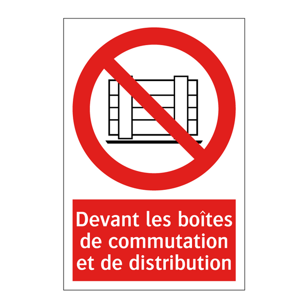 Devant les boîtes de commutation et de distribution