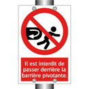 Il est interdit de passer derrière la barrière pivotante.