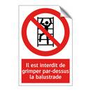 Il est interdit de grimper par-dessus la balustrade