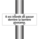 Il est interdit de passer derrière la barrière pivotante.