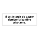 Il est interdit de passer derrière la barrière pivotante.