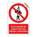Il est interdit de passer sous les charges suspendues