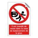 Il est interdit de rester dans la zone de balancement de la grue.