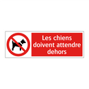 Les chiens doivent attendre dehors