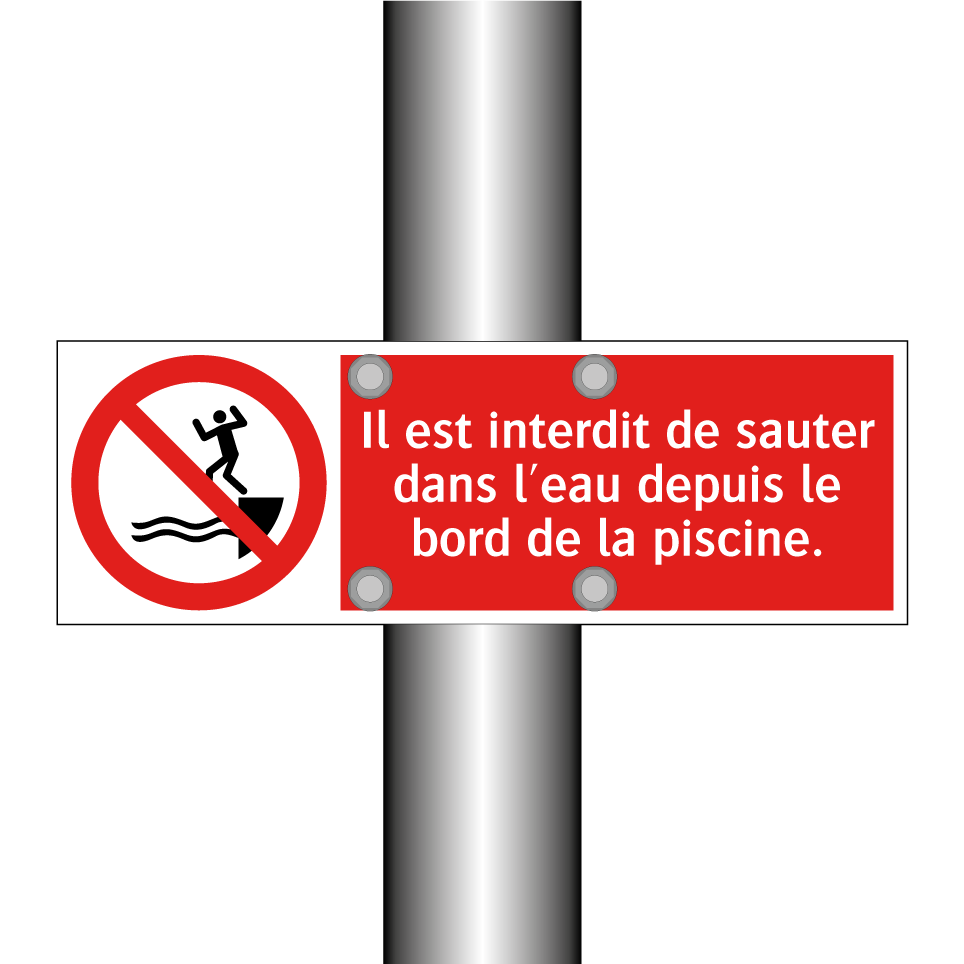 Il est interdit de sauter dans l'eau depuis le bord de la piscine.