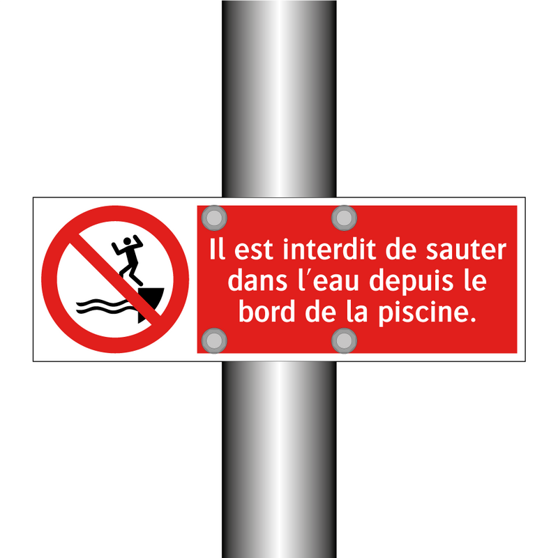 Il est interdit de sauter dans l'eau depuis le bord de la piscine.