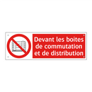 Devant les boîtes de commutation et de distribution