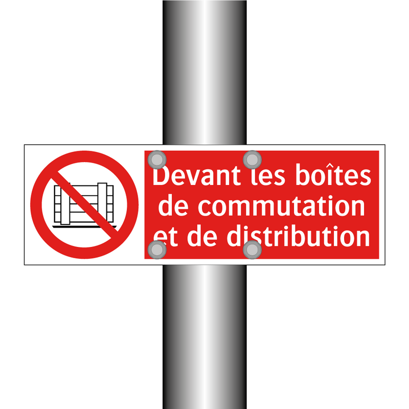 Devant les boîtes de commutation et de distribution