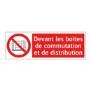 Devant les boîtes de commutation et de distribution