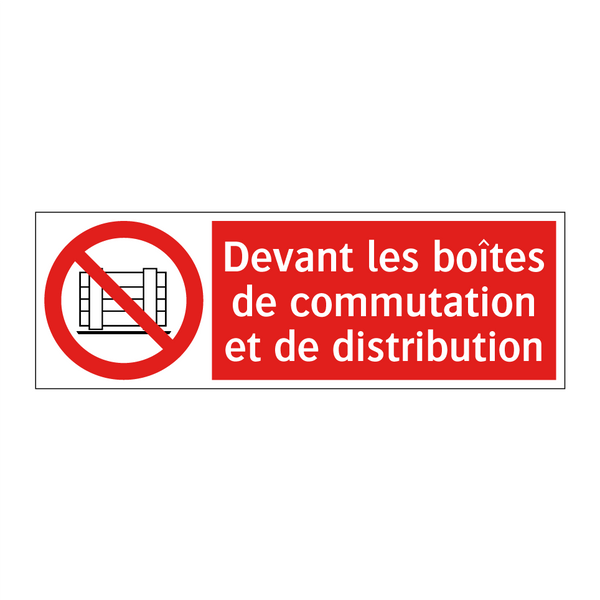 Devant les boîtes de commutation et de distribution