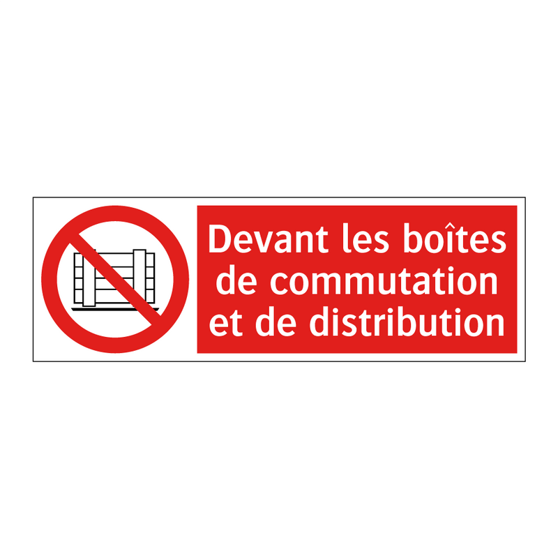 Devant les boîtes de commutation et de distribution