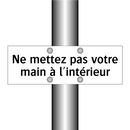 Ne mettez pas votre main à l'intérieur
