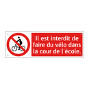 Il est interdit de faire du vélo dans la cour de l'école.