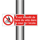 Il est interdit de faire du vélo dans la cour de l'école.