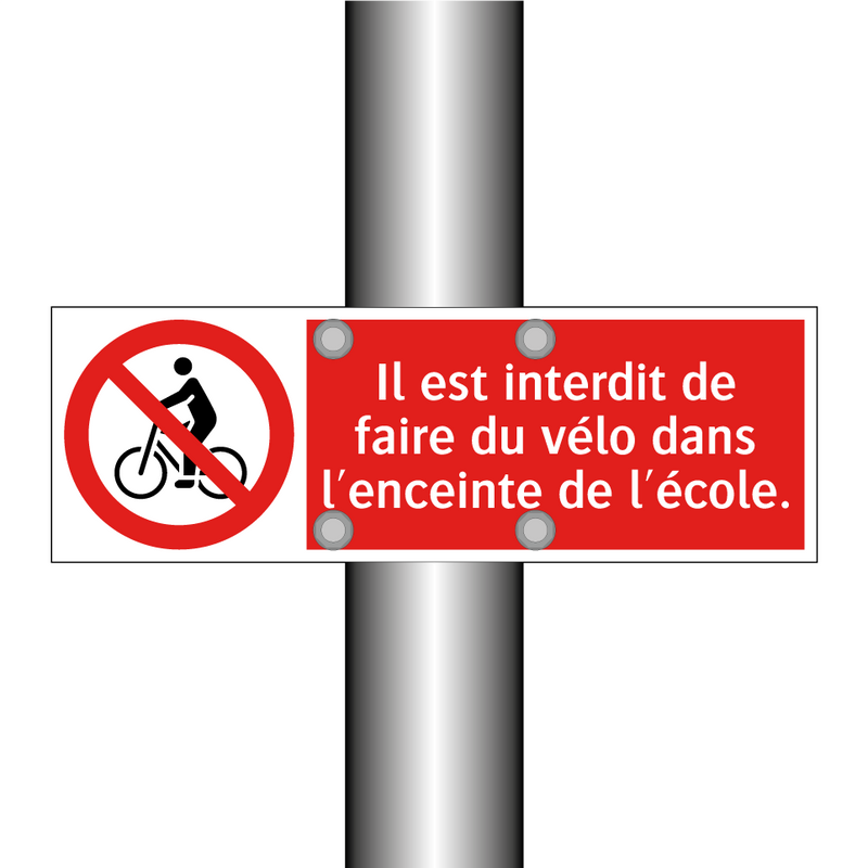 Il est interdit de faire du vélo dans l'enceinte de l'école.