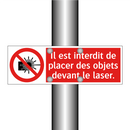 Il est interdit de placer des objets devant le laser.